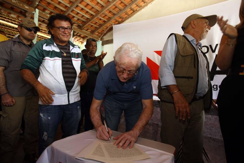 “Ter a posse da terra é a certeza de que nunca iremos perder o nosso direito, que nossos filhos e nossos netos poderão dar continuidade a nossa história em segurança. Foram anos de luta até chegar esse dia, agraciados com a assinatura do nosso título de terra. Só temos a agradecer a todos que fizeram parte disso e a cada um que lutou junto para que hoje isso se tornasse realidade”. A fala emocionada foi de seu Mário Araújo Silva, presidente da Associação Remanescente de Quilombo Espírito Santo, localizada no município do Acará, no nordeste do Estado. Ele assinou, neste sábado (24), junto com o governador Simão Jatene, o título que dá a posse da terra a comunidade. A fala do presidente traduz o sentimento das dezenas de famílias que moram no local, que agora tem a posse legítima do local onde seus antepassados viveram. “Sou filho de mãe negra. Nasci aqui como minha vó, bisavó, que fazem parte da história dessa comunidade que já existe a mais de 300 anos. Na foto, o presidente do Iterpa, Daniel Lopes.
FOTO: SIDNEY OLIVEIRA / AG. PARÁ
DATA: 24.03.2018
ACARÁ - PARÁ <div class='credito_fotos'>Foto: Sidney Oliveira/Ag. Pará | <a href='/midias/2018/originais/c4f0a2f5-978c-4058-8996-fd16b5b12bba.jpg' download><i class='fa-solid fa-download'></i> Download</a></div>