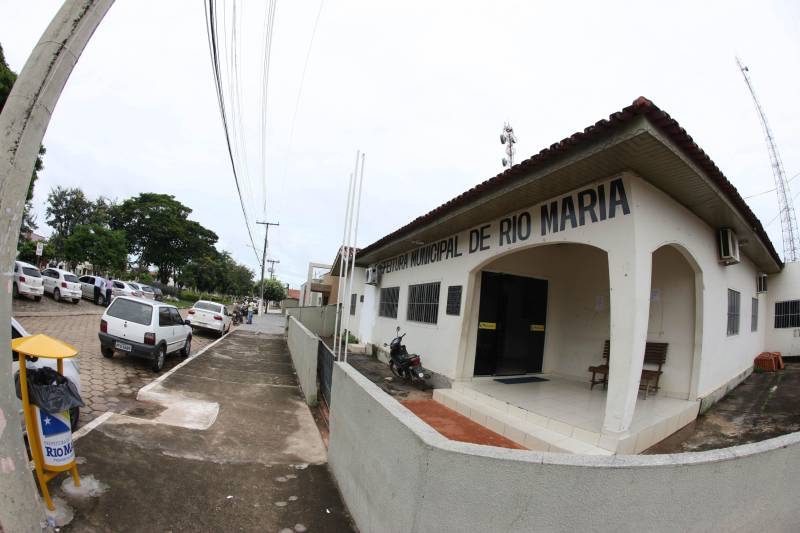 Onze municípios do sul e sudeste paraense recebem recursos do Estado para recuperar ruas e vicinais atingidas pelas enchentes e fortes chuvas que caem na região. Em agenda oficial nesta sexta-feira (6), o governador Simão Jatene assinou, pela manhã, no Parque de Exposições Valeu Boi Leilões, em Rio Maria (foto), os convênios que garantem o repasse de cerca de R$ 4 milhões. As obras de caráter emergencial serão executadas pelas prefeituras em parceria com a Secretaria de Estado de Transportes (Setran). O objetivo é recuperar a trafegabilidade nessas localidades e assegurar o direito de ir e vir da população. Na manhã desta sexta, foram assinados nove convênios, com os municípios de Redenção, Pau D’Arco, São Félix do Xingu, Santa Maria das Barreiras, Tucumã, Água Azul do Norte, Xinguara, Bannach e Rio Maria. Além da Setran, participam da ação o Centro Regional de Governo do Sudeste do Pará e a Defesa Civil. “O valor do investimento em cada município vai depender da necessidade verificada pelas equipes do Estado e das prefeituras. O recurso não será usado para reconstruir vias, mas para restabelecer a trafegabilidade”, disse o secretário de Transportes, Kléber Menezes.
FOTO: ANTÔNIO SILVA / AG. PARÁ
DATA: 06.04.2018
RIO MARIA - PARÁ <div class='credito_fotos'>Foto: Antônio Silva/Ag. Pará | <a href='/midias/2018/originais/c4f6c237-c7ac-4203-b48f-f7af6146c417.jpg' download><i class='fa-solid fa-download'></i> Download</a></div>