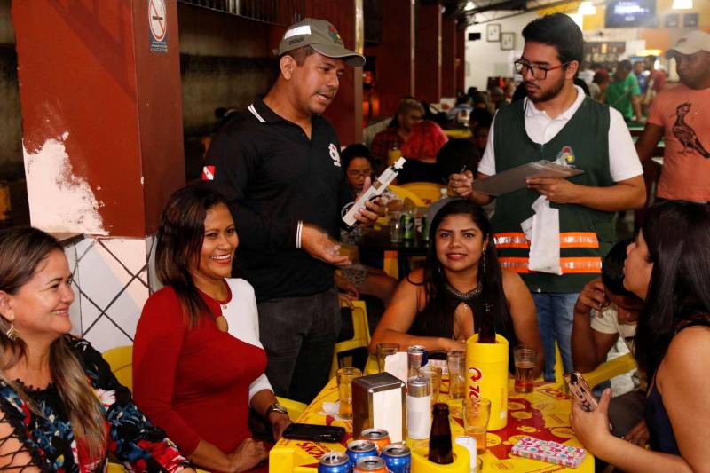 A Lei Seca acaba de completar 10 anos de criação. Durante esse período, o Departamento de Trânsito do Estado (Detran) promoveu diversas ações para coibir acidentes causados por dirigir sob efeito de álcool. Dentre essas iniciativas estão o aumento das operações de fiscalização, o investimento em equipamentos (etilômetros) e, principalmente, a intensificação das ações educativas. Prova disto é o projeto “Transitando nos Bares” (foto), criado em 2014, que somente de janeiro a maio deste ano já alcançou 27 municípios, entre eles Salvaterra, Itaituba, Mojuí dos Campos, Belterra, Igarapé Açú, Tucuruí, Breu Branco, Baião e Mocajuba.
FOTO: ASCOM / DETRAN
DATA: 19.06.2018
BELÉM - PARÁ <div class='credito_fotos'>Foto: ASCOM DETRAN | <a href='/midias/2018/originais/c4f84a3a-0051-4a73-8832-1560655029f0.jpg' download><i class='fa-solid fa-download'></i> Download</a></div>