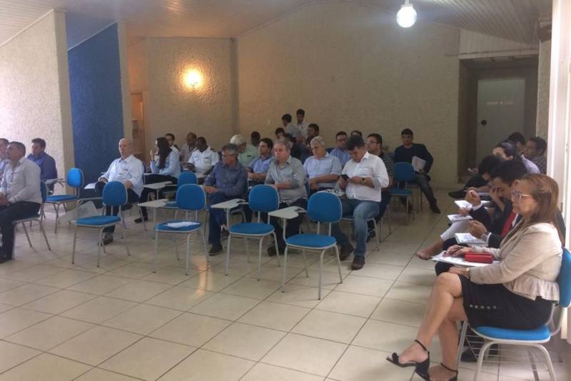 A Secretaria de Estado de Transportes (Setran) está encabeçando uma série de encontros voltados ao debate de propostas que vão nortear a elaboração da Política Estadual de Transporte Intermunicipal de Passageiros. A programação é coordenada pela Diretoria de Planejamento da Setran e pelo Instituto de Desenvolvimento, Logística, Transporte e Meio Ambiente (Idelt), entidade contratada pelo órgão e coordenada pelo consultor Frederico Bussinger. O prédio-sede da Setran sediou, na manhã desta terça-feira (29), o segundo evento realizado com essa finalidade: o II Workshop de Políticas Públicas de Transporte Intermunicipal do Pará (foto). Na abertura da programação, Kleber Menezes, titular da Setran, ressaltou a importância da criação de uma política específica para o transporte intermunicipal de passageiros. "Normatizar esse serviço significa deixar de sermos conduzido para sermos condutores, termos autonomia na gestão de transportes para atender aos cidadãos que precisam ter supridas as suas necessidades básicas".
FOTO: ASCOM / SETRAN
DATA: 29.05.2018
BELÉM - PARÁ <div class='credito_fotos'>Foto: ASCOM SETRAN | <a href='/midias/2018/originais/c4fcfc5c-2db2-4230-9d92-b5c300451083.jpg' download><i class='fa-solid fa-download'></i> Download</a></div>