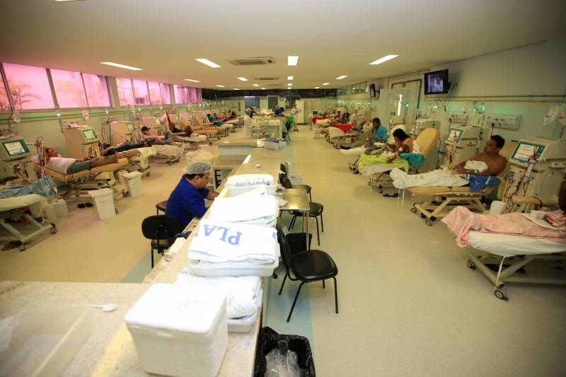 Atualmente o Centro de Hemodiálise Monteiro Leite possui 198 pacientes como seu Olegário. São visitantes rotineiros, cadastrados especificamente para manter por lá seus serviços de hemodiálise. Todos eles realizam tratamentos três vezes por semana no espaço, instalado em frente à praça Batista Campos.

FOTO: MÁCIO FERREIRA / AG. PARÁ
DATA: 17.10.2016
BELÉM - PARÁ <div class='credito_fotos'>Foto: Agência Pará   |   <a href='/midias/2018/originais/c4fe4f92-6e20-46cd-94fe-aa485e7f5093.jpg' download><i class='fa-solid fa-download'></i> Download</a></div>