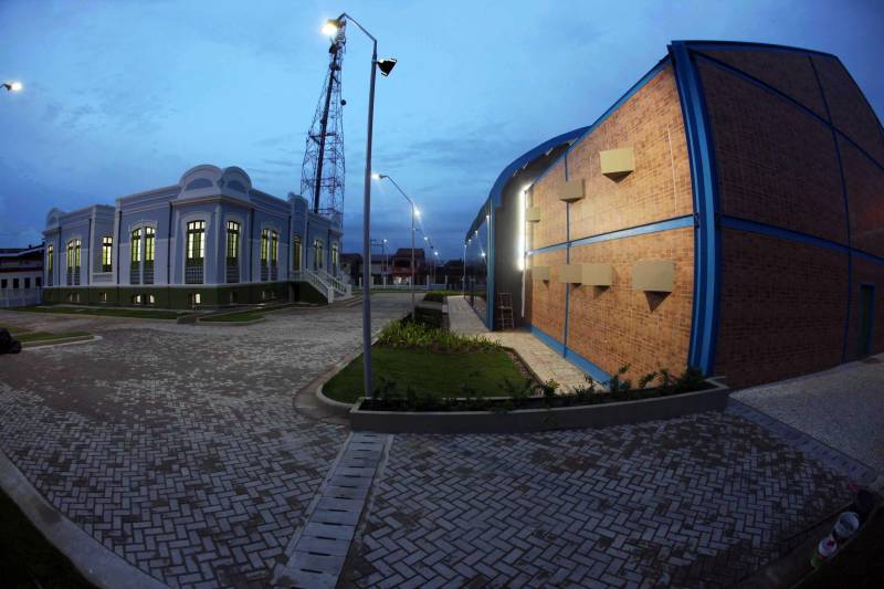 Ao som da Marujada, das ladainhas e do retumbão, o Governo do Estado inaugurou na noite de sábado, 15, o Liceu de Música de Bragança. A entrega do liceu e do teatro que compõe o projeto elaborado pela Secretaria de Estado de Cultura  (Secult)  aconteceu no clima da Marujada, festa folclórico-religiosa que começa neste domingo, 16.

FOTO: RODOLFO OLIVEIRA / AG. PARÁ
DATA: 16.12.2018
BRAGANÇA - PARÁ <div class='credito_fotos'>Foto: Rodolfo Oliveira/Ag. Pará   |   <a href='/midias/2018/originais/c5056583-5cce-4267-822b-f42ebe9fc48e.jpg' download><i class='fa-solid fa-download'></i> Download</a></div>