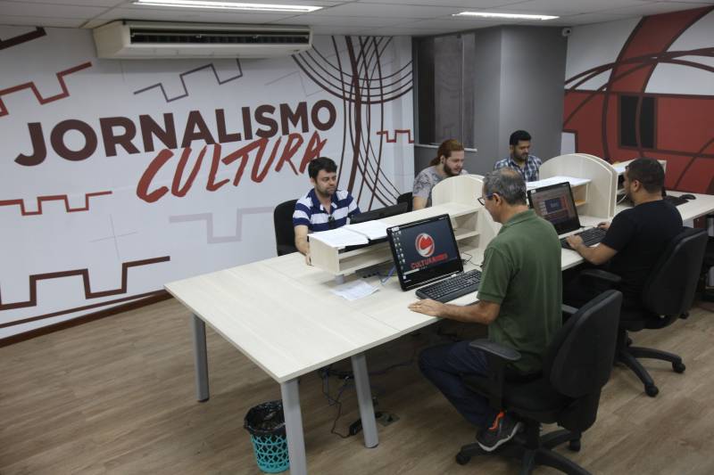 O único veículo de comunicação pública do Pará, com alcance nos 115 municípios do Estado, inaugurou no dia 24 de outubro, a sua primeira sede. Após trinta anos no prédio da imprensa oficial, as atividades da rede Cultura de televisão, rádio e do portal, além da parte administrativa, passam a serem concentradas na Rua dos Pariquis, no Bairro da Cremação.

FOTO: CARLOS SODRÉ / AG. PARÁ
DATA: 01.12.2018
BELÉM - PARÁ <div class='credito_fotos'>Foto: CARLOS SODRÉ / AG. PARÁ    |   <a href='/midias/2018/originais/c50a392e-f2c5-472d-a2a5-7ba2f5189e66.jpg' download><i class='fa-solid fa-download'></i> Download</a></div>