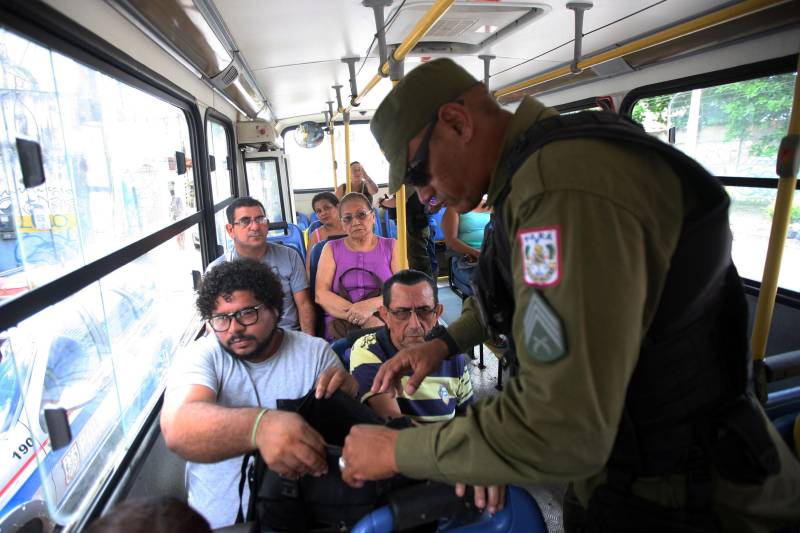 Militares do 1º Batalhão de Policiamento Militar (BPM) realizaram na manhã desta terça-feira, 15, a operação Ônibus Seguro, no bairro do Barreiro, em Belém. Quinze policiais em quatro viaturas, subordinados ao Comando de Policiamento da Capital, participaram da operação fazendo a abordagem e revista nos ônibus que circulam no perímetro, assim como a orientação aos usuários. Durante as duas horas da operação realizada nesta terça-feira, 15, pela manhã, na Pedro Álvares Cabral com Passagem Mirandinha (foto), nenhuma ocorrência foi registrada.

FOTO: THIAGO GOMES / AG. PARÁ
DATA: 15.05.2018
BELÉM - PARÁ <div class='credito_fotos'>Foto: Thiago Gomes /Ag. Pará   |   <a href='/midias/2018/originais/c51221ed-6740-410d-ac63-623907f1f358.jpg' download><i class='fa-solid fa-download'></i> Download</a></div>