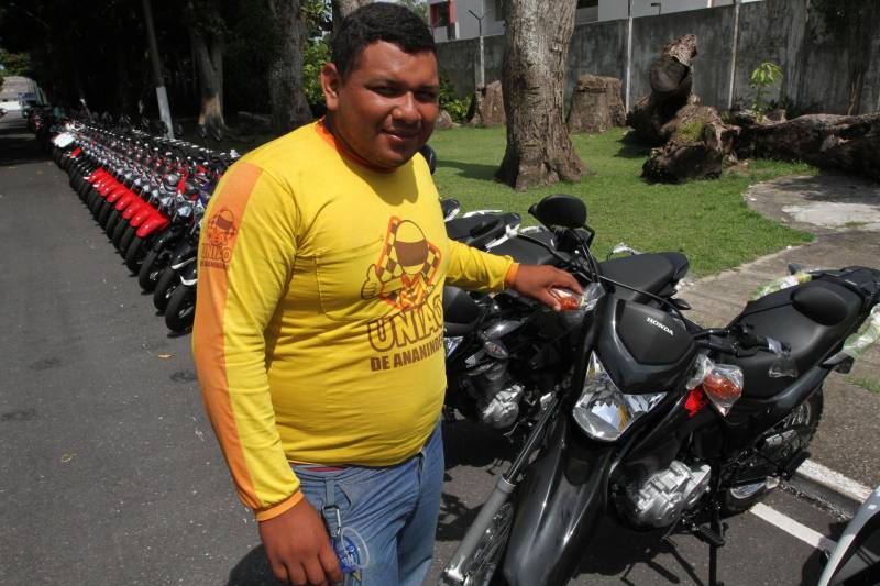 O Governo do Estado entregou, nesta segunda-feira, 12, no Palácio do Governo, 75 motocicletas a mototaxistas de Belém, Castanhal, Ananindeua e Igarapé-Açu. As motos foram adquiridas pelos mototaxistas por meio do Credcidadão, programa que incentiva a geração de trabalho e renda entre os microempreendedores com necessidades financeiras. O governador Simão Jatene fez a entrega das chaves das motos, acompanhado do prefeito de Belém, Zenaldo Coutinho; do presidente da Assembleia Legislativa do Estado do Pará (Alepa), Márcio Miranda; dos deputados Eliel Faustino e Coronel Neil; do secretário de Desenvolvimento Econômico, Indústria, Comércio e Mineração, Hildegardo Nunes; do diretor-geral do Credcidadão, Jorge Rezende e de representantes de sindicatos e associações de mototaxistas, entre eles o presidente do Sindicato dos Mototaxistas do Pará, José Ribamar Soares, o Alemão. Na foto, Jandson Silva, mototaxista em Ananindeua.
FOTO: CRISTINO MARTINS / AG. PARÁ
DATA: 12.11.2018
BELÉM - PARÁ <div class='credito_fotos'>Foto: Cristino Martins/Ag. Pará | <a href='/midias/2018/originais/c517d412-8a33-4641-935a-9f5542563e64.jpg' download><i class='fa-solid fa-download'></i> Download</a></div>