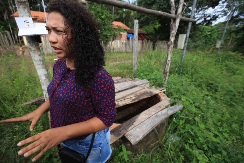 As ações do governo do Estado são imediatas no município de Barcarena, mais especificamente nas comunidades Bom Futuro e Vila Nova, localizadas na área das bacias de rejeitos da Hydro. A primeira medida é a coleta da água dos poços artesianos, para verificar se está própria para o consumo humano. Nesta sexta-feira (23), técnicos do Laboratório Central do Estado (Lacen) começaram o trabalho, que faz parte do conjunto de ações do grupo de trabalho montado pelo governo depois que o Instituto Evandro Chagas confirmou a contaminação da área.
FOTO: MÁCIO FERREIRA / AG. PARÁ
DATA: 23.02.2018
BARCARENA - PARÁ <div class='credito_fotos'>Foto: MÁCIO FERREIRA/ AG. PARÁ | <a href='/midias/2018/originais/c5223c61-981c-4977-b1c4-6282f572cea1.jpg' download><i class='fa-solid fa-download'></i> Download</a></div>