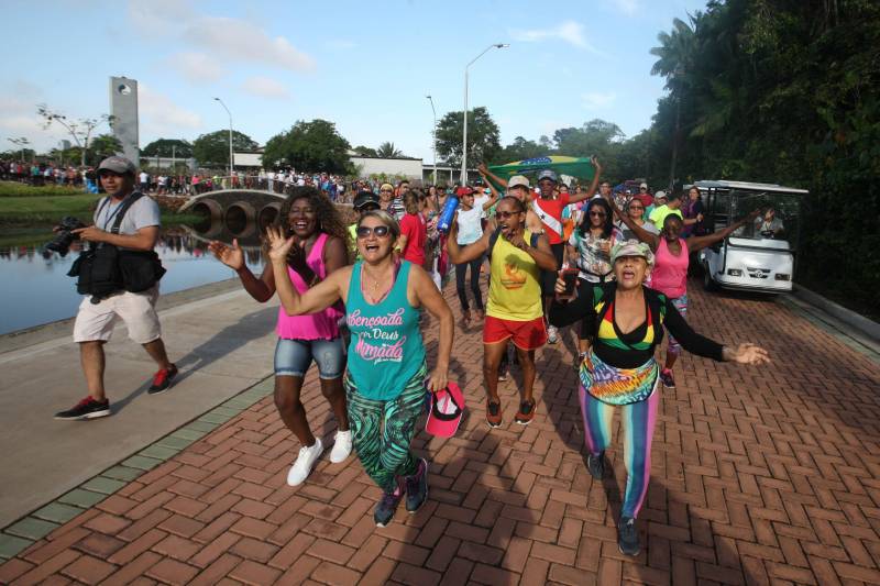 Uma reabertura feita a milhares de mãos. A fita inaugural colocada no inicio da trilha principal do Parque do Utinga foi rompida por mais de cinco mil pessoas ansiosas pelo inicio da caminhada, marcando o segundo dia da programação de reabertura do mais novo espaço paraense de lazer e interatividade com a natureza.
FOTO: SIDNEY OLIVEIRA / AG. PARÁ
DATA: 17.03.2018
BELÉM - PARÁ <div class='credito_fotos'>Foto: Sidney Oliveira/Ag. Pará | <a href='/midias/2018/originais/c525220b-b9cc-46ba-be9d-9e274aa6dbcc.jpg' download><i class='fa-solid fa-download'></i> Download</a></div>