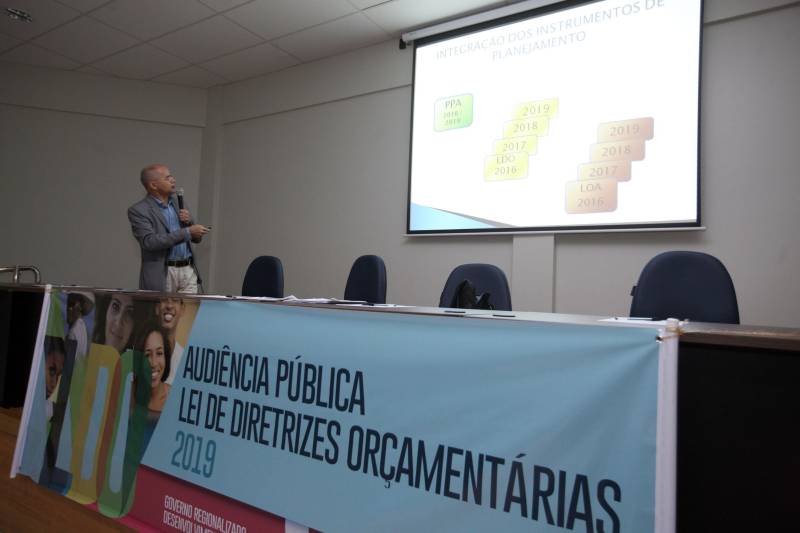 Operária de uma fábrica local de papel, Helenice Barbosa participou pela primeira vez na vida de uma audiência pública, na manhã desta segunda-feira (23), no auditório do Instituto de Gestão Previdenciária do Estado do Pará (Igeprev). Na ocasião estava sendo elaborado o orçamento do Estado do Pará para o exercício de 2019. “Foi um aprendizado muito importante, não fazia ideia do quanto poderia aprender sobre orçamento público”, disse ao final do evento sobre a Lei de Diretrizes Orçamentárias (LDO). A LDO, um dos mais importantes instrumentos normativos do novo sistema orçamentário brasileiro, estabelece as diretrizes para o próximo exercício financeiro, que compreende às metas e prioridades da Administração Pública Estadual, a estrutura e organização dos orçamentos, as diretrizes gerais para elaboração e execução dos orçamentos do Estado e suas alterações, as normas para monitoramento e avaliação dos programas de governo, as disposições relativas às despesas do Estado com pessoal e as alterações na legislação tributária e a política de aplicação de recursos financeiros pelas agências financeiras oficiais de fomento. Na foto, o Secretário José Alberto Colares.
FOTO: SIDNEY OLIVEIRA / AG. PARÁ
DATA: 23.04.2018
BELÉM - PARÁ <div class='credito_fotos'>Foto: Sidney Oliveira/Ag. Pará | <a href='/midias/2018/originais/c52666dc-c945-4522-abbd-0359aa78384b.jpg' download><i class='fa-solid fa-download'></i> Download</a></div>