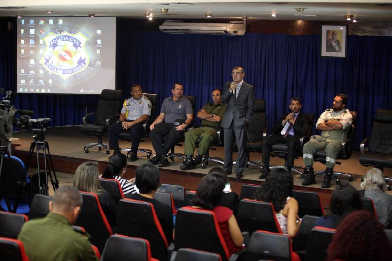 Foi iniciada, ainda na noite da segunda-feira (9), uma operação de reforço policial nas ruas da capital paraense e dos demais municípios da Região Metropolitana de Belém (RMB). O maior efetivo nas ruas foi colocado logo após as mortes registradas ao longo daquele dia. As investigações iniciaram e as vítimas já foram identificadas. Além disso, uma sala de situação foi implantada no Centro Integrado de Operações (Ciop) para traçar e definir metas para as operações, comandada pela Secretaria de Estado de Segurança Pública e Defesa Social (Segup). Essas informações foram divulgadas na terça-feira (10) em coletiva de imprensa, na sede da Delegacia Geral da Polícia Civil, em Belém. Entre as 13 mortes registrados na segunda-feira está a do policial militar Joaquim Nunes Silva. Os outros 12 eram civis e apenas um ainda não foi identificado ainda. E 9 dos 12 civis têm passagem pela polícia. Na foto, o secretário de segurança pública Luiz Fernandes.
FOTO: SIDNEY OLIVEIRA / AG. PARÁ
DATA: 10.04.2018
BELÉM - PARÁ <div class='credito_fotos'>Foto: Sidney Oliveira/Ag. Pará | <a href='/midias/2018/originais/c52b1b23-304d-40d9-a766-21d168068b5b.jpg' download><i class='fa-solid fa-download'></i> Download</a></div>