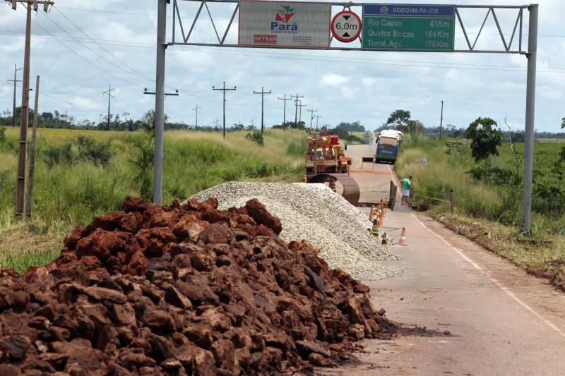 Serão retomados, nesta segunda-feira (16), os trabalhos de recuperação de um trecho de 15 metros da PA-256, localizado próximo a entrada do município de Paragominas. Equipes da Secretaria de Estado de Transportes (Setran) que já trabalhavam no local, receberam hoje todo o material necessário para dar continuidade a obra.
FOTO: SIDNEY OLIVEIRA / AG. PARÁ
DATA: 15.04.2018
PARAGOMINAS - PARÁ <div class='credito_fotos'>Foto: Sidney Oliveira/Ag. Pará | <a href='/midias/2018/originais/c52ba1c3-0a9a-4ba6-a8d3-bc3a2a0a0991.jpg' download><i class='fa-solid fa-download'></i> Download</a></div>