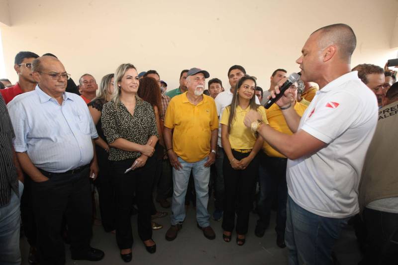 No último dia 14, a dona de casa Francisca Correa foi assaltada quando saia da igreja, no município de Primavera, nordeste do estado. dois rapazes a derrubaram da bicicleta e levaram sua bolsa. Francisca acabou se tornando uma das primeiras usuárias da nova Unidade Integrada de Polícia Pro Paz (UIPP) em Primavera. "Cheguei, fui rapidamente atendida e os dois rapazes já foram, inclusive, presos", disse. Francisca, que voltou à UIPP nessa segunda-feira, dia 19, para buscar o boletim de ocorrência. Coincidentemente, o mesmo dia em que a unidade foi oficialmente entregue à população pelo governador Simão Jatene. Não que a gente goste de vir aqui, né?", afirmou Francisca. Delegacia nunca é bom, completou a dona de casa. "Mas, quando a gente chega num lugar novo e é bem atendida, aí se sente mais tranquila, principalmente numa hora de sofrimento como essa, de um assalto", concluiu.
FOTO: RODOLFO OLIVEIRA / AG. PARÁ
DATA: 19.03.2018
PRIMAVERA - PARÁ <div class='credito_fotos'>Foto: Rodolfo Oliveira/Ag. Pará | <a href='/midias/2018/originais/c535da82-578f-4a7a-a790-ceb5c0cab137.jpg' download><i class='fa-solid fa-download'></i> Download</a></div>