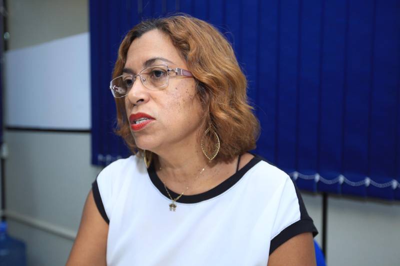 Uma média de 50 a 60 mil RGs foram emitidos por mês em todo o Pará pela Diretoria de Identificação "Enéas Martins" (Didem), da Polícia Civil, de janeiro a novembro de 2018. O número é considerado alto e é resultado da maior agilidade no atendimento para a emissão e entrega do documento, possível após a possibilidade de agendamento pelo site do órgão de segurança pública. Antes, longas filas se formavam na frente da Delegacia Geral do Estado, o principal posto de atendimento. A diretora da Didem, Juliete Monteiro (foto), conta que com a modernização da polícia no interior do Estado contribuiu com o aumento das emissões e com a diminuição do prazo para a entrega do documento. “Tinha município que esperava até 40 dias. Com a informatização, o prazo diminuiu bastante”, diz. Além disso, Juliete lembra que o agendamento informatizado inibiu situações irregulares, como a venda de senha para o atendimento. Atualmente, 44 municípios do Estado são informatizados. Destes, 32 passaram pela modernização de sistema nos últimos oito anos de gestão do governador Simão Jatene. “Agora temos muito mais possibilidades no interior. Quem não tem posto de atendimento no seu município, pode fazer na cidade mais próxima. Temos muito ainda pela frente, mas estamos caminhando para que o usuário aguarde cada vez menos tempo para receber seu RG”, concluiu.

FOTO: MÁCIO FERREIRA / AG. PARÁ
DATA: 03.12.2018
BELÉM - PARÁ
 <div class='credito_fotos'>Foto: MÁCIO FERREIRA/ AG. PARÁ   |   <a href='/midias/2018/originais/c545293b-e50f-466a-8351-e0d79ee6ee06.jpg' download><i class='fa-solid fa-download'></i> Download</a></div>