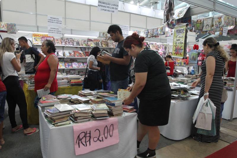 Quarto dia da  XXII Feira Pan-Amazônica do Livro, no Hangar Centro de Convenções da Amazônia, em Belém. 

 FOTO: CRISTINO MARTINS / AG. PARÁ 
DATA: 03.06.2018 
BELÉM - PARÁ <div class='credito_fotos'>Foto: Cristino Martins/Ag. Pará   |   <a href='/midias/2018/originais/c5468118-019c-45e0-9437-55ab0a6c4586.jpg' download><i class='fa-solid fa-download'></i> Download</a></div>