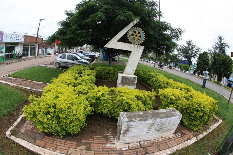 Onze municípios do sul e sudeste paraense recebem recursos do Estado para recuperar ruas e vicinais atingidas pelas enchentes e fortes chuvas que caem na região. Em agenda oficial nesta sexta-feira (6), o governador Simão Jatene assinou, pela manhã, no Parque de Exposições Valeu Boi Leilões, em Rio Maria (foto), os convênios que garantem o repasse de cerca de R$ 4 milhões. As obras de caráter emergencial serão executadas pelas prefeituras em parceria com a Secretaria de Estado de Transportes (Setran). O objetivo é recuperar a trafegabilidade nessas localidades e assegurar o direito de ir e vir da população. Na manhã desta sexta, foram assinados nove convênios, com os municípios de Redenção, Pau D’Arco, São Félix do Xingu, Santa Maria das Barreiras, Tucumã, Água Azul do Norte, Xinguara, Bannach e Rio Maria. Além da Setran, participam da ação o Centro Regional de Governo do Sudeste do Pará e a Defesa Civil. “O valor do investimento em cada município vai depender da necessidade verificada pelas equipes do Estado e das prefeituras. O recurso não será usado para reconstruir vias, mas para restabelecer a trafegabilidade”, disse o secretário de Transportes, Kléber Menezes.
FOTO: ANTÔNIO SILVA / AG. PARÁ
DATA: 06.04.2018
RIO MARIA - PARÁ <div class='credito_fotos'>Foto: Antônio Silva/Ag. Pará | <a href='/midias/2018/originais/c5520e4a-42ad-4ad5-b59f-83547957803c.jpg' download><i class='fa-solid fa-download'></i> Download</a></div>
