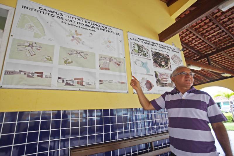 Adilson Oliveira do Espírito Santo (foto), coordenador-geral do Campus da UFPA em Salinópolis, informa que dos R$ 5,5 milhões do convênio, R$ 4 milhões foram destinados à construção da Casa de Cultura da Fonte do Caranã e R$ 1,5 milhão para a manutenção, infraestrutura, recursos de apoio material no próprio campus, que também já oferece curso de Licenciatura em Matemática e Física e de Engenharia de Exploração e Produção de Petróleo.
FOTO: IGOR BRANDÃO / AG. PARÁ
DATA: 24.04.2018
SALINÓPOLIS - PARÁ <div class='credito_fotos'>Foto: IGOR BRANDÃO / AG. PARÁ | <a href='/midias/2018/originais/c557a141-2f6b-457f-80b5-5be8f2be7bc0.jpg' download><i class='fa-solid fa-download'></i> Download</a></div>