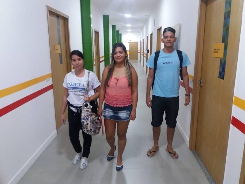 Os usuários Thays Batista Medeiros (e), 24, Sabrina Souza Gomes (c), 23, e Matheus Pacheco Vaz (d), 20 anos, todos com deficiência auditiva, contribuíram para a pesquisa de satisfação do Centro de Reabilitação. Com auxílio do intérprete de Língua Brasileira de Sinais (Libras), o professor Rogério Dias Moreira, Sabrina, que namora com Matheus,  afirmou que não sente nenhuma dificuldade no ambiente do CIIR. “Acho o local acessível porque a maioria dos colaboradores se comunica por língua de sinais, desde a portaria até os atendentes dos ambulatórios, sempre com a participação do intérprete. O atendimento é muito bom.” A mesma opinião é compartilhada pelo namorado e a amiga Thays, que também tiveram consulta com o otorrinolaringologista, Murilo  Lobato, que avaliou os três e fez encaminhamento para outras avaliações por profissionais da equipe multiprofissional do CIIR, além de exames de audiometria.

FOTO: ASCOM / INDSH
DATA: 07.12.2018
BELÉM - PARÁ <div class='credito_fotos'>Foto: ASCOM / INDSH   |   <a href='/midias/2018/originais/c55847e0-d803-49d6-bac8-a34df0563448.jpg' download><i class='fa-solid fa-download'></i> Download</a></div>