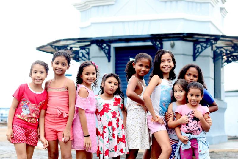 Um espetáculo de luz, que destaca esperança e alegria, será apresentado por mais de 100 crianças que participaram das oficinas de iniciação artística do Curro Velho, núcleo da Fundação Cultural do Pará (FCP). Intitulado “Pesquei um lampião e viajei o mundo”, o espetáculo será encenado na sexta-feira (7) e no sábado (8), a partir das 18 h, no Núcleo de Oficinas Curro Velho, no bairro do Telégrafo, em Belém.

FOTO: ASCOM FCP
DATA: 06.12.2018
BELÉM - PARÁ <div class='credito_fotos'>Foto: ASCOM FCP   |   <a href='/midias/2018/originais/c5597888-4446-4759-a979-4a2e38a8220d.jpg' download><i class='fa-solid fa-download'></i> Download</a></div>