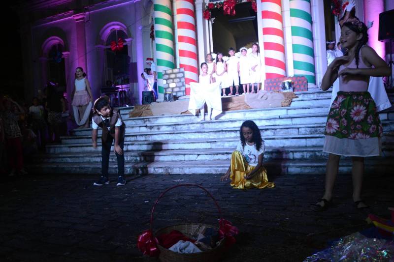O clima natalino esteve presente na “I Cantata de Natal”, promovida pela Escola Barão do Rio Branco, na quarta-feira (19), em Belém. Alunos do 1º ao 9º ano do Ensino Fundamental e seus professores realizaram apresentações de cantigas de Natal com interpretação simultânea na Língua Brasileira de Sinais (Libras), promovendo a inclusão de alunos com surdez. Familiares e a comunidade prestigiaram as apresentações.  

FOTO: FERNANDO NOBRE / ASCOM SEDUC
DATA: 20.12.2018
BELÉM - PARÁ <div class='credito_fotos'>Foto: Fernando Nobre/ Ag. Pará   |   <a href='/midias/2018/originais/c55c4b1e-c079-49ab-a08f-11adb7d9a103.jpg' download><i class='fa-solid fa-download'></i> Download</a></div>