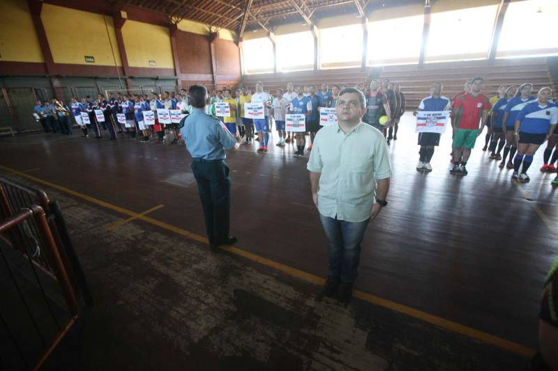 Mais de 300 policiais militares, de diversas localidades do Pará, participam neste sábado (3) e no domingo (4) da II Copa de Futsal da Casa Militar da Governadoria, em comemoração aos 101 anos de criação do órgão. Quarenta equipes participam do torneio, sendo 32 masculinas, quatro femininas, duas sub-16 e duas sub-13, as duas últimas formadas por alunos da escolinha de futsal da PM, que ensina a filhos de militares técnicas e regras da prática esportiva. O subchefe da Casa Militar, coronel Luiz Mendonça (foto), também destacou a importância do evento.
FOTO: RODOLFO OLIVEIRA / AG. PARÁ
DATA: 03.03.2018
BELÉM - PARÁ <div class='credito_fotos'>Foto: Rodolfo Oliveira/Ag. Pará | <a href='/midias/2018/originais/c56397a8-779a-42fe-af48-452c5373a9ad.jpg' download><i class='fa-solid fa-download'></i> Download</a></div>