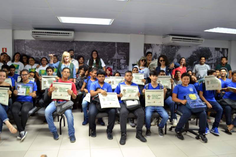 O Programa Detran nas Escolas proporcionou na manhã desta quarta-feira (14) a 28 alunos da Escola Estadual de Ensino Fundamental General Gurjão uma visita à Escola Pública de Trânsito (EPT), mantida pelo Departamento de Trânsito do Estado. Acompanhados por duas professoras, eles conheceram a Coordenadoria de Educação do órgão e aprenderam com servidores algumas atitudes que podem ajudar a salvar vidas.
FOTO: ASCOM DETRAN-PA
DATA: 15.11.2018
BELÉM - PARÁ <div class='credito_fotos'>Foto: ASCOM DETRAN | <a href='/midias/2018/originais/c565bf1a-35be-4641-8f2e-2a74be6c8ec1.jpg' download><i class='fa-solid fa-download'></i> Download</a></div>