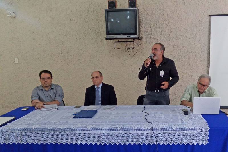 A Secretaria de Estado de Transportes (Setran) está encabeçando uma série de encontros voltados ao debate de propostas que vão nortear a elaboração da Política Estadual de Transporte Intermunicipal de Passageiros. A programação é coordenada pela Diretoria de Planejamento da Setran e pelo Instituto de Desenvolvimento, Logística, Transporte e Meio Ambiente (Idelt), entidade contratada pelo órgão e coordenada pelo consultor Frederico Bussinger. O prédio-sede da Setran sediou, na manhã desta terça-feira (29), o segundo evento realizado com essa finalidade: o II Workshop de Políticas Públicas de Transporte Intermunicipal do Pará. Na abertura da programação, Kleber Menezes (3º da esq/dir), titular da Setran, ressaltou a importância da criação de uma política específica para o transporte intermunicipal de passageiros. "Normatizar esse serviço significa deixar de sermos conduzido para sermos condutores, termos autonomia na gestão de transportes para atender aos cidadãos que precisam ter supridas as suas necessidades básicas".
FOTO: ASCOM / SETRAN
DATA: 29.05.2018
BELÉM - PARÁ <div class='credito_fotos'>Foto: ASCOM SETRAN | <a href='/midias/2018/originais/c5691f4e-9939-49e9-86a8-bb8b5c49dc80.jpg' download><i class='fa-solid fa-download'></i> Download</a></div>