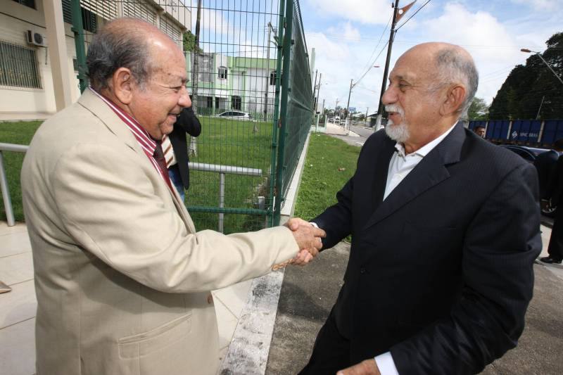 O governador Simão Jatene participou da reunião de lideranças da Assembleia de Deus, no Pará. A presença dele atendeu a um convite feito pela Convenção Interestadual de Ministros e Igrejas Evangélicas Assembleias de Deus no Estado do Pará (Comieadepa). Acompanhado do presidente da Assembleia Legislativa do Estado do Pará (Alepa), Márcio Miranda e do deputado estadual, Olival Marques. Na foto, o governador (d) com o presidente da Comieadepa, pastor Gilberto Marques.
FOTO: ANTONIO SILVA / AG. PARÁ
DATA: 28.03.2018
BELÉM - PARÁ <div class='credito_fotos'>Foto: Antônio Silva/Ag. Pará | <a href='/midias/2018/originais/c56d596e-5c8a-44ac-806e-059ada6ab0af.jpg' download><i class='fa-solid fa-download'></i> Download</a></div>