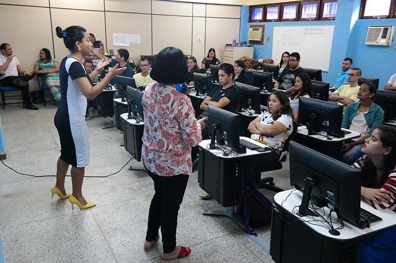 O curso de Pedagogia Bilíngue do Centro de Ciências Sociais e Educação (CCSE) da Universidade do Estado do Pará (Uepa) teve sua primeira aula no último sábado, 10. Entretanto, diferente dos demais cursos que também iniciaram suas atividades, a Pedagogia Bilíngue chega para preencher uma lacuna histórica: a inclusão de alunos surdos em todos os níveis de ensino.
FOTO: FERNANDA MARTINS / ASCOM UEPA
DATA: 12.03.2018
BELÉM - PARÁ <div class='credito_fotos'>Foto: FERNANDA MARTINS / ASCOM UEPA | <a href='/midias/2018/originais/c56f2492-116d-465c-b2d1-381191877267.jpg' download><i class='fa-solid fa-download'></i> Download</a></div>