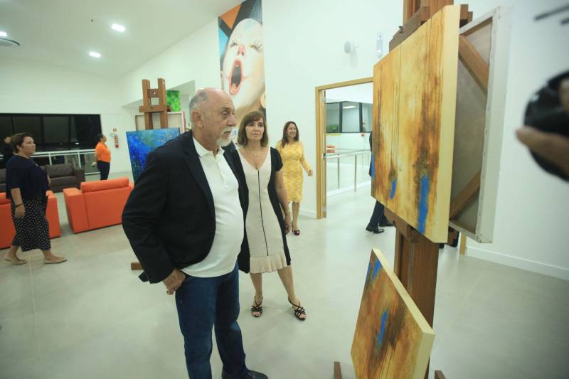 Um espaço moderno, com atendimento de alta qualidade. Assim é o Centro Integrado de Inclusão e Reabilitação (CIIR), inaugurado pelo Governo do Estado na tarde desta quarta-feira (30). O centro integra vários serviços em um único local. Da assistência médica, odontológica, passando pela reabilitação, capacitação, oficinas para produção de próteses e serviço de apoio e diagnósticos em crianças, jovens e adultos com deficiência no Estado do Pará. Localizado na rodovia Arthur Bernardes, em Belém, às margens da Baía do Guajará, o Centro Integrado é o primeiro na região Norte e fica em uma área total de mais de 40 mil metros quadrados. A obra foi iniciada em março de 2014 e está orçada em mais de R$ 32 milhões, recursos do tesouro estadual. O CIIR faz parte das ações previstas pelo Governo do Estado ampliando os serviços já oferecidos pela Secretaria de Estado de Saúde Pública (Sespa).
FOTO: THIAGO GOMES / AG. PARÁ
DATA: 30.05.2018
BELÉM - PARÁ <div class='credito_fotos'>Foto: Thiago Gomes /Ag. Pará | <a href='/midias/2018/originais/c5722a24-9950-4bdb-a31e-c8ea14a3fb0f.jpg' download><i class='fa-solid fa-download'></i> Download</a></div>