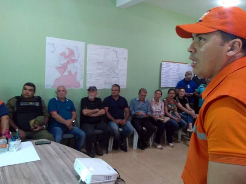 O governador Simão Jatene (foto) está no município de Bragança, nordeste do Estado, neste sábado (19), para visitar algumas das localidades atingidas pelas enchentes provocadas pelas chuvas do início da semana. A Defesa Civil Estadual está articulando as secretarias de Estado para atender às pessoas afetadas pelos alagamentos. Até o momento são três famílias desabrigadas e mais de três mil pessoas afetadas, principalmente na comunidade de Maranhãozinho. A prefeitura decretou estado de alerta. Uma sala de situação foi montada no município para o gerenciamento das ações que atendem às famílias.
FOTO: ANTENOR MARTINS
DATA: 19.05.2018
BRAGANÇA - PARÁ <div class='credito_fotos'>Foto: ANTENOR MARTINS | <a href='/midias/2018/originais/c575ee2f-c55f-4d26-b7b3-e7e716576127.jpg' download><i class='fa-solid fa-download'></i> Download</a></div>