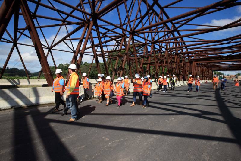Alunos com deficiência atendidos pela Fundação Pestalozzi do Pará (FPPA) visitaram na manhã desta quinta-feira (3) as obras de prolongamento da Avenida João Paulo II, acompanhados por familiares, pela coordenadora da Fundação, Inês Pereira, e professores da Universidade da Amazônia (Unama), que fizeram a interlocução com o Núcleo de Gerenciamento de Transporte Metropolitano (NGTM), responsável pela obra.
FOTO: ROLDOFO OLIVEIRA / AG. PARÁ
DATA: 03.05.2018
BELÉM - PARÁ <div class='credito_fotos'>Foto: Rodolfo Oliveira/Ag. Pará | <a href='/midias/2018/originais/c58537e4-3d23-4bfc-81c5-92d9081eac01.jpg' download><i class='fa-solid fa-download'></i> Download</a></div>