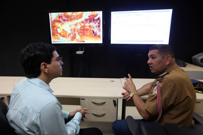 Além da sala de situação, o Centro Integrado de Monitoramento Ambiental (CIMAM), também auxilia no monitoramento do tempo e do clima no Pará, fornecendo informações para outros órgãos que atuam nessa força tarefa. Na foto, Saulo Carvalho, coordenador de Meteorologia e Hidrologia da Secretaria de Meio Ambiente e Sustentabilidade (Semas) e o coronel Augusto Lima, subcomandante geral do Corpo de Bombeiros.

FOTO: SIDNEY OLIVEIRA / AG. PARÁ
DATA: 16.02.2018
BELÉM - PARÁ <div class='credito_fotos'>Foto: Sidney Oliveira/Ag. Pará   |   <a href='/midias/2018/originais/c58b72f2-21f4-4494-a531-4695852e8f40.jpg' download><i class='fa-solid fa-download'></i> Download</a></div>