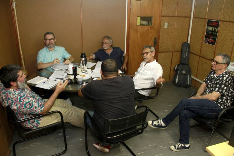 A Cultura Rede de Comunicação divulgou na manhã desta segunda-feira, 21, as 10 músicas selecionadas pela "Mostra Protótipo". O resultado está no Diário Oficial do Estado. Na foto, júri reunido.

FOTO: CAMILA LIMA / PORTAL CULTURA
DATA: 21.05.2018
BELÉM - PARÁ <div class='credito_fotos'>Foto: CAMILA LIMA / PORTAL CULTURA   |   <a href='/midias/2018/originais/c58d54fe-013a-41b6-93a8-da739b8cf8b3.jpg' download><i class='fa-solid fa-download'></i> Download</a></div>