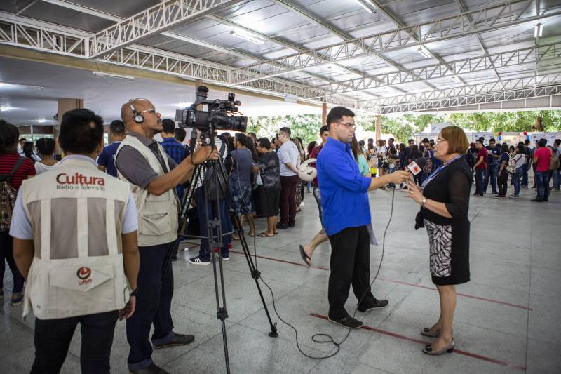 Durante toda esta quinta-feira, 10, a Feira Vocacional da Universidade do Estado do Pará (Uepa) recebeu a visita de estudantes do ensino médio de escolas públicas e particulares da Região Metropolitana de Belém. Cada graduação da Uepa tinha um estande no hall de exposição do Centro Cultural Tancredo Neves (Centur), tudo para que os estudantes pudessem conhecer mais sobre os cursos, a atuação dos profissionais formados e o desenho curricular das disciplinas.
FOTO: NAILANA THIELY / ASCOM UEPA
DATA: 10.05.2018
BELÉM - PARÁ <div class='credito_fotos'>Foto: Nailana Thiely / Ascom Uepa | <a href='/midias/2018/originais/c592b146-235e-428b-b923-71a368e78900.jpg' download><i class='fa-solid fa-download'></i> Download</a></div>