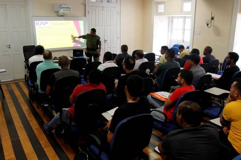 A Superintendência do Sistema Penitenciário do Estado (Susipe), através da Escola de Administração Penitenciária (EAP), investe na qualificação dos servidores penitenciários de Belém e do interior do Estado. Nesta semana, a EAP iniciou o curso de Rotinas Operacionais em Ambiente Carcerário voltado para os coordenadores e chefes de segurança que atuam nas unidades penais do Estado. O instrutor do curso, o capitão da PM, Eliedson de Queiroz (foto), avalia que a capacitação é importante para atualizar os servidores sobre as práticas de segurança, tanto dentro do ambiente carcerário, quanto fora, aplicando técnicas para procedimentos de autodefesa.

FOTO: AKIRA ONUMA / ASCOM SUSIPE
DATA: 23.05.2018
BELÉM - PARÁ <div class='credito_fotos'>Foto: Akira Onuma / Ascom Susipe   |   <a href='/midias/2018/originais/c5976d40-27b5-4d26-959e-09ae62bcb292.jpg' download><i class='fa-solid fa-download'></i> Download</a></div>