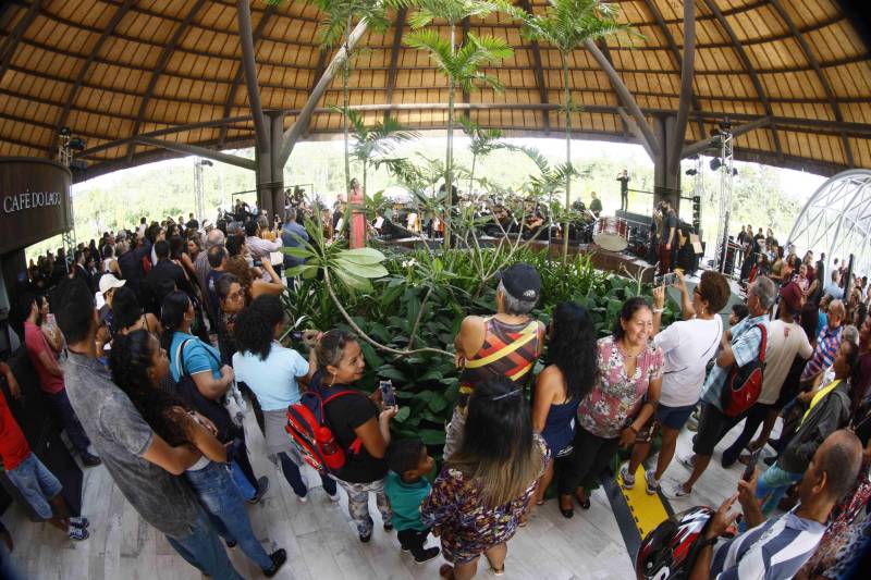 O Parque Estadual do Utinga (PEUt) o mais importante espaço de preservação e estudo da biodiversidade dentro da Região Metropolitana de Belém será reaberto à população a partir desta sexta,16, a partir das 16h30, com apresentações artísticas, com o Boi Veludinho, crianças do Pro Paz e a premiada Orquestra Sinfônica do Theatro da Paz. A apresentação será em um espaço ao ar livre e não será necessária a retirada de ingressos, por esse motivo, a recomendação é que o público chegue cedo, porque a entrada será fechada quando o espaço estiver lotado.
FOTO: THIAGO GOMES / AG PARÁ
DATA: 16.03.2018
BELÉM - PARÁ <div class='credito_fotos'>Foto: Thiago Gomes /Ag. Pará | <a href='/midias/2018/originais/c597a6f1-82c3-4b8a-b970-2a943995dd65.jpg' download><i class='fa-solid fa-download'></i> Download</a></div>