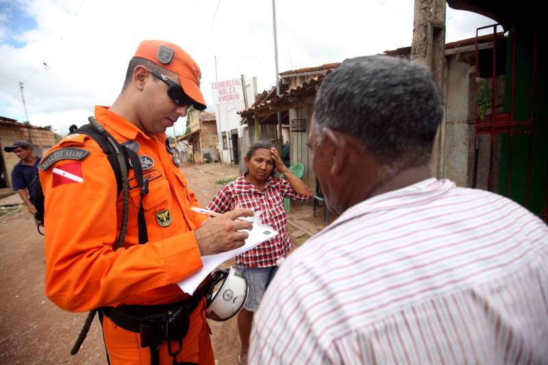 Passados dois dias da enxurrada que destruiu casas e obrigou pessoas a saírem de seus locais de moradia em Paragominas, Governo do Estado e Prefeitura continuam os trabalhos para atender as famílias afetadas, reconstruir o que ficou destruído e restabelecer a situação de normalidade no município. Desde a manhã da última quinta-feira (12), equipes da Defesa Civil intensificam as ações nos bairros atingidos. Na foto, o capitão Rangel Valois.
FOTO: SIDNEY OLIVEIRA / AG. PARÁ
DATA: 14.04.2018
PARAGOMINAS - PARÁ <div class='credito_fotos'>Foto: Sidney Oliveira/Ag. Pará | <a href='/midias/2018/originais/c5999404-ae42-4c0f-a88d-7945470d48b8.jpg' download><i class='fa-solid fa-download'></i> Download</a></div>