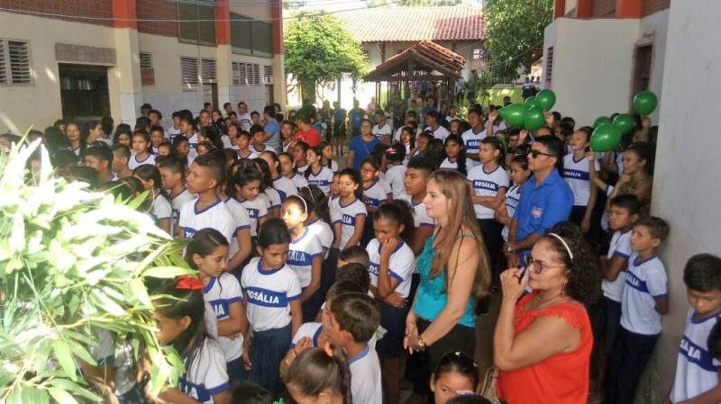 Hoje, também, mais de 500 alunos da Escola Municipal de Educação Infantil e Ensino Fundamental Rosália Simões Barbosa (foto), no município de Monte Alegre, localizado na Mesorregião do Baixo Amazonas, ganharam um Espaço de Leitura do projeto Livro Solidário. A inauguração contou com a presença do vice-prefeito Mateus Almeida, professores, alunos e outras autoridades. “Será de suma importância para a formação do aluno leitor, pois a sala de leitura, além de ser um espaço de continuidade das ações pedagógicas desenvolvidas na escola, vai se transformar também em um espaço de lazer para os moradores de Monte Alegre”, pontuou a gestora da escola, Sheila Andrade Rodrigues, que acredita que o projeto vai trazer benefícios para a escola e para o aluno se aperfeiçoar na leitura e na escrita; ou seja, no processo de ensino e aprendizagem na escola. Os alunos que receberam os 450 livros enviados pela Imprensa Oficial do Estado, por meio do Livro Solidário, participam do projeto ‘Espaço de leitura: levar a ler em lugares distantes’, que é desenvolvido pela aluna do Mestrado em Letras da Universidade Federal do Oeste do Pará (Ufopa), Alessandra Mesquita.
FOTO: ASCOM / IOE
DATA: 14.03.2018
MONTE ALEGRE - PARÁ <div class='credito_fotos'>Foto: ASCOM IOE | <a href='/midias/2018/originais/c59c4474-cf35-4777-9c1e-a600979d66f9.jpg' download><i class='fa-solid fa-download'></i> Download</a></div>