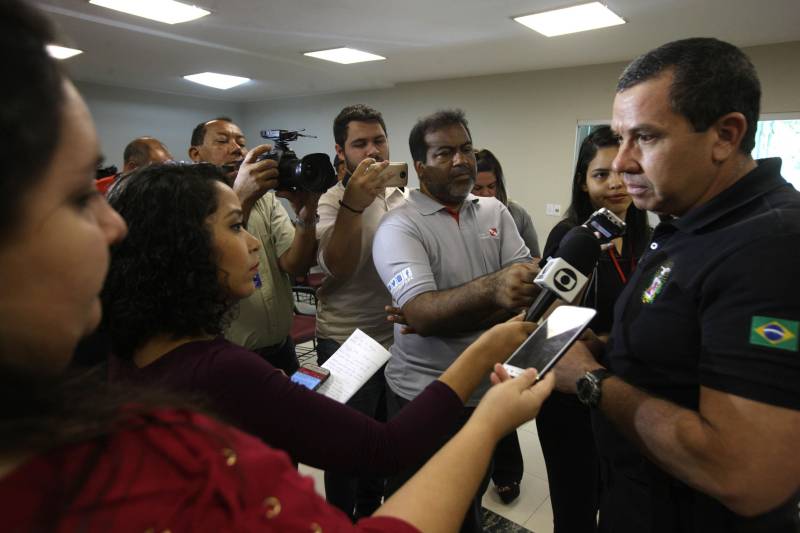 Dez caminhões transportando combustível seguiram no início da manhã desta terça-feira, 29, em direção às cidades de Santa Izabel, Castanhal, Santa Maria e Salinópolis, que já enfrentavam desabastecimento. Durante coletiva de imprensa realizada na manhã desta terça-feira (29), no auditório da Casa Civil, em Belém, o secretário adjunto de Gestão Operacional da Segup, André Cunha (foto), garantiu que novas operações serão realizadas, ainda esta semana, para levar combustíveis e insumos para outras regiões do Estado.
FOTO: RODOLFO OLIVEIRA / AG. PARÁ
DATA: 29.05.2018
BELÉM - PARÁ <div class='credito_fotos'>Foto: Rodolfo Oliveira/Ag. Pará | <a href='/midias/2018/originais/c5a7284f-fae1-4d72-a625-76bb06beedc8.jpg' download><i class='fa-solid fa-download'></i> Download</a></div>
