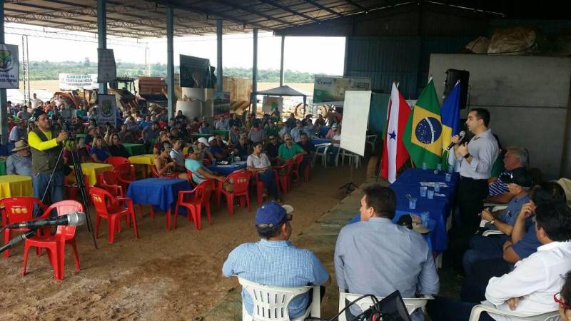 Produtores rurais dos municípios de Santarém, Mojuí dos Campos e Belterra participaram, nesta sexta-feira (6), na Fazenda São Jorge, Ramal de Água Fria, no município de Mojuí dos Campos, da abertura da colheita de soja e do início do plantio de milho Safrinha do Baixo Amazonas (foto). Realizado pelo Sindicato Rural de Santarém (Sirsan), Prefeitura de Mojuí dos Campos, Belterra e Santarém, órgãos ligados à produção rural do Governo do Estado, além da iniciativa privada e insituições de fomento ao crédito, o evento destaca o trabalho dos agricultores na produção de grãos. A previsão da safra para 2018, segundo o Sirsan, é de 50 a 60 sacas de soja por hectare. Segundo o vice-presidente da entidade, Eduardo Delgado, nada mais justo que coroar todo um trabalho. “O agricultor passa o ano todo preparando a terra e hoje estamos aqui pra comemorar o início da colheita, e já iniciando um novo desafio para o restante da temporada que é o plantio do milho safrinha, atividade contínua da agricultura", diz.
FOTO: SAMUEL ALVARENGA / SECOM
DATA: 06.04.2018
SANTARÉM - PARÁ <div class='credito_fotos'>Foto: Samuel Alvarenga / Secom | <a href='/midias/2018/originais/c5abc6e1-7e1e-4ca8-9256-5c27d84971d9.jpg' download><i class='fa-solid fa-download'></i> Download</a></div>