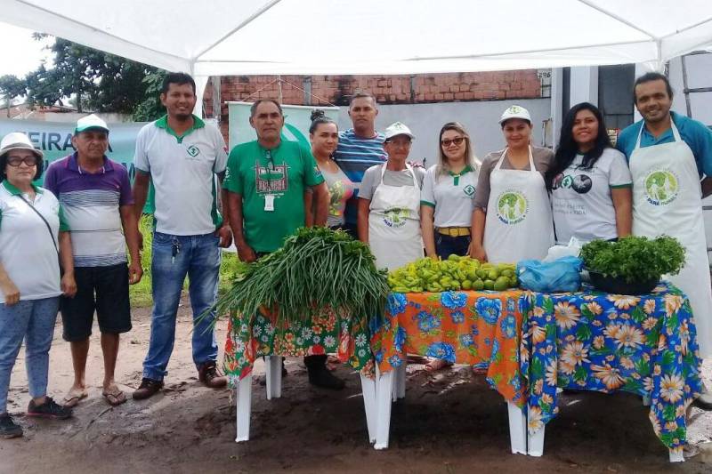 Valorizar o trabalho do pequeno produtor, com a venda direta ao consumidor, é o principal objetivo da I Feira da Agricultura Familiar e Artesanato de Marapanim, no nordeste paraense, realizada até sábado (31).
FOTO: ASCOM EMATER
DATA: 30.03.2018
MARAPANIM - PARÁ <div class='credito_fotos'>Foto: ASCOM EMATER | <a href='/midias/2018/originais/c5b2d33f-56e9-49b3-adbd-9e3e928a4c78.jpg' download><i class='fa-solid fa-download'></i> Download</a></div>