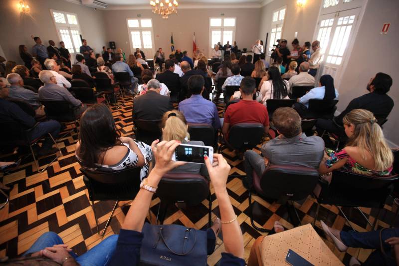 Na manhã desta quarta-feira (7), no auditório do Palácio de Governo, o Plano de Investimentos para Apoio às Ações de Eliminação da Malária Falciparum, executado pela Secretaria de Estado de Saúde Pública (Sespa), receberá um aporte financeiro de mais de R$ 1,8 mi em equipamentos para o combate à doença no Pará, em diversas regiões paraenses, que serão entregues pelo governador Simão Jatene. São 38 microscópios bacteriológicos binoculares, 21 motocicletas e nove caminhonetes, que beneficiarão os municípios de Afuá, Chaves, Anajás, Breves, Alenquer, Almeirim, Itaituba, Jacareacanga e Novo Progresso, Pacajá e São Félix do Xingu.
FOTO: MÁCIO FERREIRA / AG. PARÁ
DATA: 07.03.2018
BELÉM - PARÁ <div class='credito_fotos'>Foto: MÁCIO FERREIRA/ AG. PARÁ | <a href='/midias/2018/originais/c5b6b13c-7127-409b-9321-4a8af148fa08.jpg' download><i class='fa-solid fa-download'></i> Download</a></div>