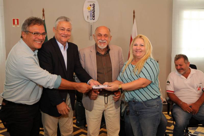 O Governo do Estado entregou, nesta segunda-feira, 12, no Palácio do Governo, 75 motocicletas a mototaxistas de Belém, Castanhal, Ananindeua e Igarapé-Açu. As motos foram adquiridas pelos mototaxistas por meio do Credcidadão, programa que incentiva a geração de trabalho e renda entre os microempreendedores com necessidades financeiras. O governador Simão Jatene fez a entrega das chaves das motos, acompanhado do prefeito de Belém, Zenaldo Coutinho; do presidente da Assembleia Legislativa do Estado do Pará (Alepa), Márcio Miranda; dos deputados Eliel Faustino e Coronel Neil; do secretário de Desenvolvimento Econômico, Indústria, Comércio e Mineração, Hildegardo Nunes; do diretor-geral do Credcidadão, Jorge Rezende e de representantes de sindicatos e associações de mototaxistas, entre eles o presidente do Sindicato dos Mototaxistas do Pará, José Ribamar Soares, o Alemão.
FOTO: CRISTINO MARTINS / AG. PARÁ
DATA: 12.11.2018
BELÉM - PARÁ <div class='credito_fotos'>Foto: Cristino Martins/Ag. Pará | <a href='/midias/2018/originais/c5b70b7b-72ab-4481-84f1-f0e9f31138f6.jpg' download><i class='fa-solid fa-download'></i> Download</a></div>
