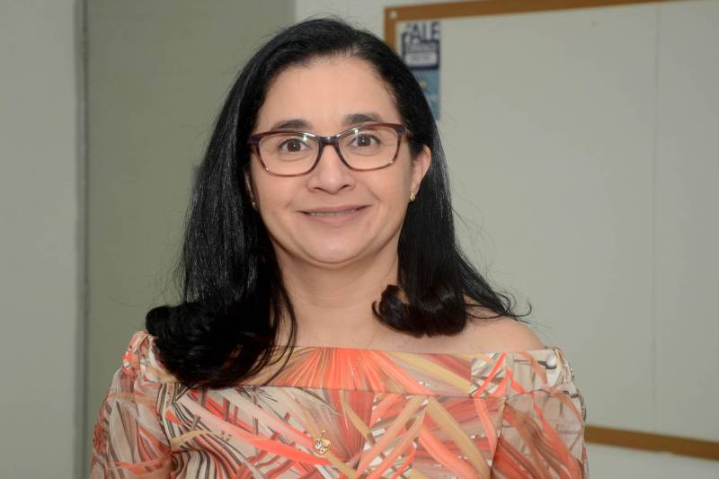 A Secretaria de Estado de Educação (Seduc) inicia nova fase da Formação Continuada dos professores Unidocentes dos Ensinos Fundamental e Médio do Mundiar - programa que atua na correção da distorção idade/ano escolar desde 2014. A formação 2018, que ocorre desde o dia 13 e segue até esta sexta-feira, 15, em Belém, referente ao Módulo II, será feita integralmente pelo Comitê Multidisciplinar, composto por 30 professores da Seduc, conforme preconiza a parceria com a Fundação Roberto Marinho. A formadora Ana Telma Araújo, professora da rede há 22 anos (foto), destaca que o passo a passo da metodologia Mundiar auxilia na vivência professor e aluno na sala de aula, “pois coloca o ensino mais próximo da necessidade de aprendizado dos alunos”, explicou.

FOTO: FERNANDO NOBRE / ASCOM SEDUC
DATA: 14.06.2018
BELÉM - PARÁ <div class='credito_fotos'>Foto: FERNANDO NOBRE/ASCOM SEDUC   |   <a href='/midias/2018/originais/c5bb7f51-9b27-44d1-81f5-f0dd708ed043.jpg' download><i class='fa-solid fa-download'></i> Download</a></div>