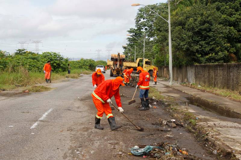 Um total de 50 presos custodiados na Colônia Penal Agrícola de Santa Izabel (CPASI) trabalham na limpeza e manutenção dos diversos canais que cortam a cidade de Belém. A ação faz parte do projeto “Puxirum”, desenvolvido pela Superintendência do Sistema Penitenciário do Estado (Susipe), em parceria com a Prefeitura de Belém, através da Secretaria Municipal de Saneamento (Sesan). Do início do ano de 2018 até agora, já foram retiradas mais de 40 toneladas de lixo e entulhos dos canais da cidade. Em 2017, os detentos ajudaram no trabalho de retirada de mais de 800 toneladas de lixo, em uma extensão que ultrapassa 33 Km, indo dos canais Água Cristal, Galo, Visconde, Antônio Baena, Travessa 3 de Maio, Jacaré, Una e São Joaquim. Os detentos trabalham de segunda a sexta-feira, durante seis horas por dia, fazendo serviços de roçagem, retirada de entulhos de bueiros e canais, além de limpeza do meio-fio. O trabalho é acompanhado por um fiscal da prefeitura e por dois agentes penitenciários. Todos são remunerados e recebem o benefício da remissão de pena, que consiste na redução de um dia da sentença a cada três trabalhados.
FOTO: AKIRA ONUMA / ASCOM SUSIPE
DATA: 08.05.2018
BELÉM - PARÁ <div class='credito_fotos'>Foto: Akira Onuma / Ascom Susipe | <a href='/midias/2018/originais/c5c00c01-d542-4a3f-ac7d-94c5ba5e31bf.jpg' download><i class='fa-solid fa-download'></i> Download</a></div>
