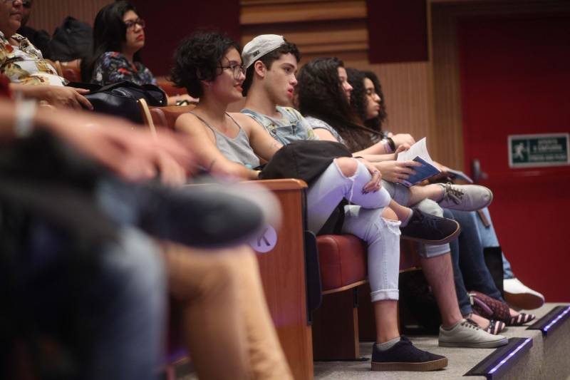 Todas as pessoas que deixaram o teatro onde acontece o Publicom Belém 2018 saíram animadas com o primeiro dia de evento, que encerrou às 20h desta segunda-feira (11). Ter a oportunidade de conhecer mais sobre temas atuais, conhecer de perto profissionais de sucesso da área de comunicação e trocar experiências com estudantes e outros profissionais da área foram os benefícios mais citados por quem participou do evento, que já acontece desde 2013.
FOTO: THIAGO GOMES / AG. PARÁ
DATA: 11.06.2018
BELÉM - PARÁ <div class='credito_fotos'>Foto: Thiago Gomes /Ag. Pará | <a href='/midias/2018/originais/c5c332e0-64f5-410c-b35f-2bfd16c9170b.jpg' download><i class='fa-solid fa-download'></i> Download</a></div>