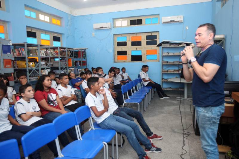 A Escola Estadual General Gurjão, no bairro da Cidade Velha, encontrou uma maneira expressiva para valorizar a cultura e história do povo negro neste 20 de novembro, Dia Nacional da Consciência Negra. A partir das 14 horas desta terça-feira (20), a escola sediará a exposição “Minha Essência Humana”, que reúne fotos nas quais 15 alunas, professoras e servidoras da “General Gurjão”, aparecem com indumentárias típicas da cultura afro-brasileira.

FOTO: DIVULGAÇÃO
DATA: 19.11.2018
BELÉM - PARÁ <div class='credito_fotos'>Foto: ASCOM SEDUC   |   <a href='/midias/2018/originais/c5c80c81-d875-4b7b-8f25-bf5a39e9fc23.jpg' download><i class='fa-solid fa-download'></i> Download</a></div>