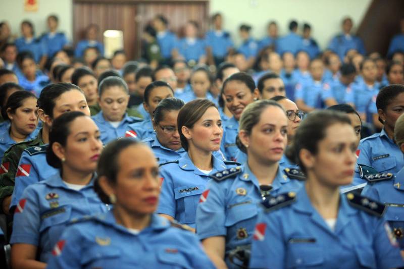 Cerca de 350 policiais femininas iniciaram, na manhã desta sexta-feira (23), no auditório da Universidade da Amazônia, o I Encontro de Mulheres Policiais. O evento faz parte das comemorações pelos 200 anos da Polícia Militar do Pará, celebrado em 2018. A proposta do encontro é proporcionar trocas de experiências profissionais e pessoais entre o efetivo feminino da Polícia Militar do Pará, levantando discussões de temas relacionados às questões do gênero. A ideia do encontro surgiu depois que a PMPA abriu um espaço no site da corporação, para que os internautas enviassem sugestões de eventos que pudessem marcar os 200 anos da instituição no Estado.
FOTO: THIAGO GOMES / AG. PARÁ
DATA: 23.03.2018
BELÉM - PARÁ <div class='credito_fotos'>Foto: Thiago Gomes /Ag. Pará | <a href='/midias/2018/originais/c5ce52d7-f770-48bc-8ce4-cfb9043bb7ce.jpg' download><i class='fa-solid fa-download'></i> Download</a></div>