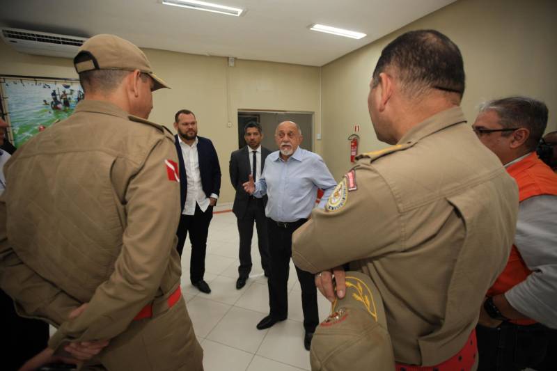 O governador Simão Jatene foi homenageado nesta sexta-feira, 14, com um café da manhã no Quartel do Corpo de Bombeiros Militar do Pará. A homenagem foi feita pela cúpula da Segurança Pública do Estado.

FOTO: MÁCIO FERREIRA / AG. PARÁ
DATA: 14.12.2018
BELÉM - PARÁ <div class='credito_fotos'>Foto: MÁCIO FERREIRA/ AG. PARÁ   |   <a href='/midias/2018/originais/c5d86a90-036a-4e5b-889c-397812bf535b.jpg' download><i class='fa-solid fa-download'></i> Download</a></div>