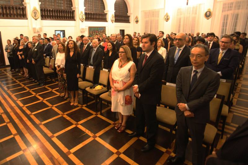 O governador Simão Jatene foi homenageado pela Associação do Corpo Consular no Estado do Pará (ACCP) com a Comenda do Mérito Consular João Clemente Baena Soares. A maior honraria da entidade foi entregue na noite desta quinta-feira (22), no salão nobre do prédio sede da Associação Comercial do Pará (ACP), em Belém.
FOTO: IGOR BRANDÃO / AG. PARÁ
DATA: 22.02.2018
BELÉM - PARÁ <div class='credito_fotos'>Foto: IGOR BRANDÃO / AG. PARÁ | <a href='/midias/2018/originais/c5d995f4-2a0f-469e-9d7e-d0353533b1f1.jpg' download><i class='fa-solid fa-download'></i> Download</a></div>