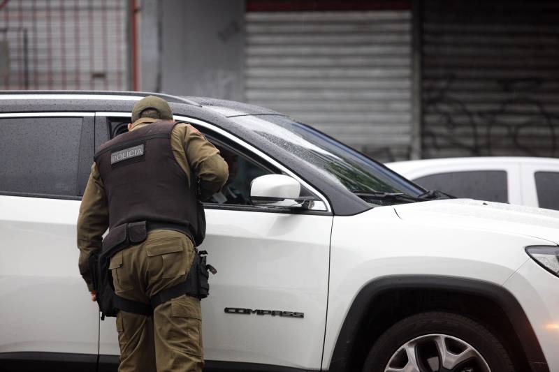 Durante todo o dia a Polícia Militar do Pará tem aumentado o número de operações que realiza em Belém e região metropolitana. Nesta quinta-feira (3), o 2º Batalhão da PM percorreu os bairros de Canudos, Terra Firme, Cidade Velha, Jurunas e Sacramenta realizando diversas operações, entre elas a “Polícia no Meu Bairro”, que previne a criminalidade no centro comercial de Belém e nos grandes corredores da capital, e a “Saturação”, que visa reprimir os crimes de tráfico de drogas, roubo e furto. Mais de 20 policiais trabalham para percorrer trechos onde a mancha criminal é alta nessas localidades, objetivando, principalmente, inibir os crimes. “Depois da ordem do Governador do Estado em trazer policiais da atividade meio para a atividade fim, ou seja, diminuir o número de PMs na atividade administrativa, aumentamos o nosso contingente, dando mais ostensividade ao trabalho. Hoje estamos nas ruas com 20 viaturas, o dobro do que tínhamos antes, tudo para diminuir os índices de violência e dar mais segurança ao cidadão”, explicou o tenente coronel Luiz Otávio Raiol, comandante do 2º Batalhão de Polícia Militar.
FOTO: MARCELO LELIS / AG. PARÁ
DATA: 03.05.2018
BELÉM - PARÁ <div class='credito_fotos'>Foto: Marcelo Lelis / Ag. Pará | <a href='/midias/2018/originais/c5e3ab5b-b20a-439f-9bff-faa1ba21d075.jpg' download><i class='fa-solid fa-download'></i> Download</a></div>